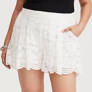 TORRID WHITE LACE SHORTS